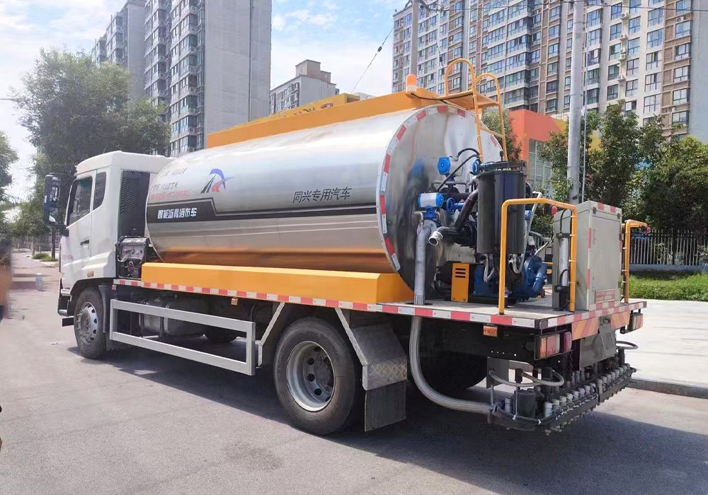 10噸重汽豪沃智能瀝青灑布車